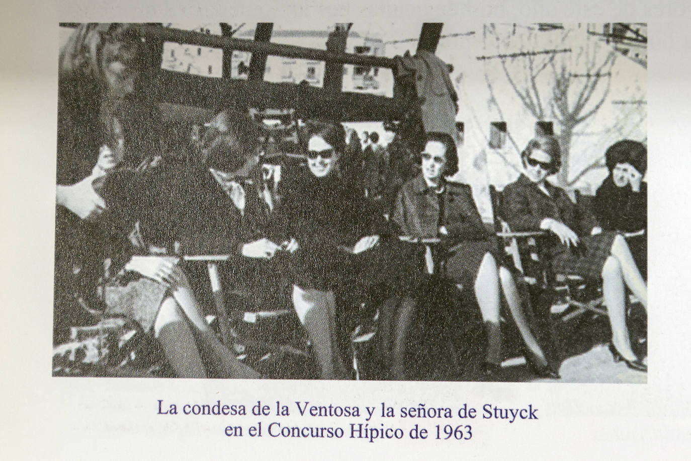 La condesa de la Ventosa y la señora de Stuyck en el concurso hípico de 1963