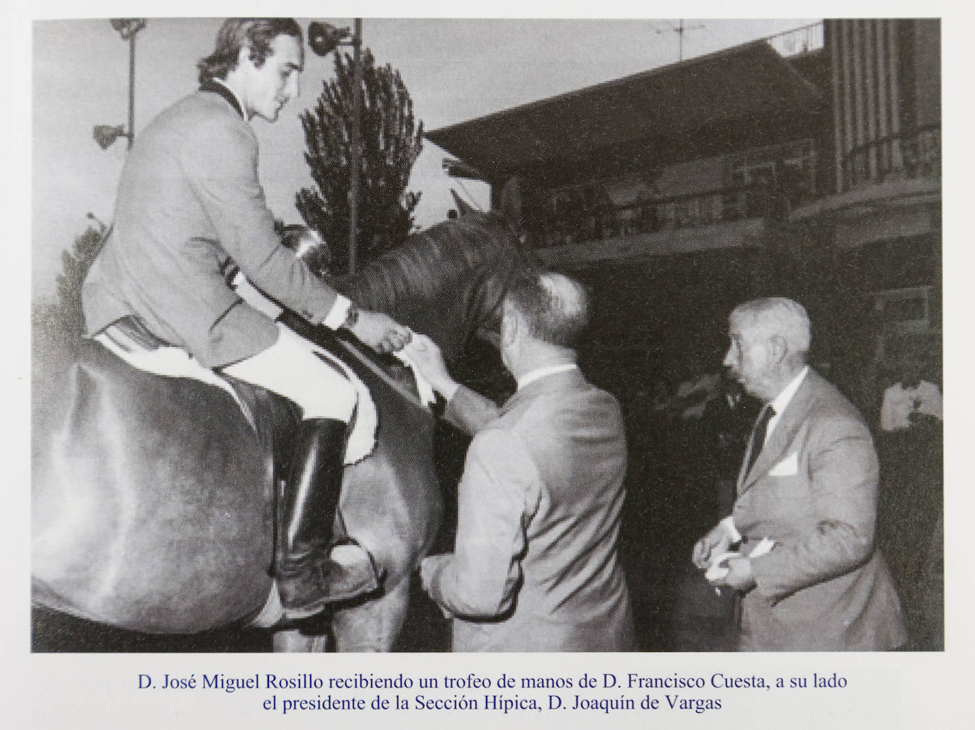 José Miguel Rosillo recibe un trofeo de manos de don Francisco Cuesta y a su lado el presidente de la sección hípica, don Joaquín de Vargas.