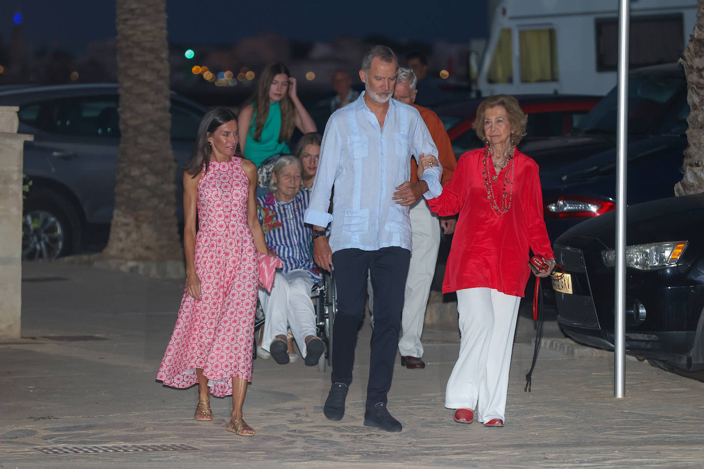 Los Reyes, de cena con sus hijas y Doña Sofía en Mallorca