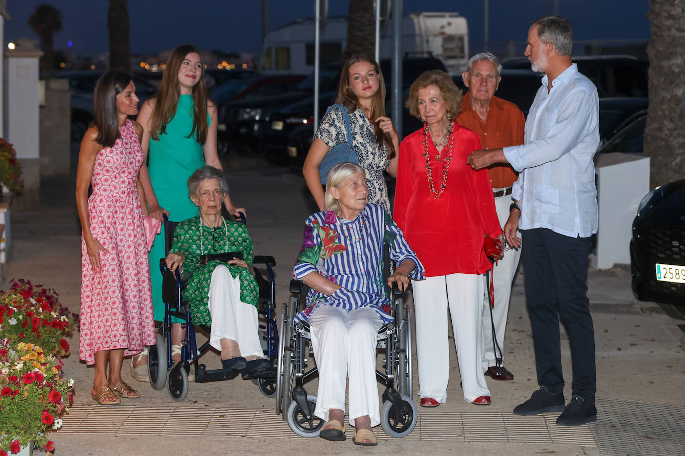 Los Reyes, de cena con sus hijas y Doña Sofía en Mallorca