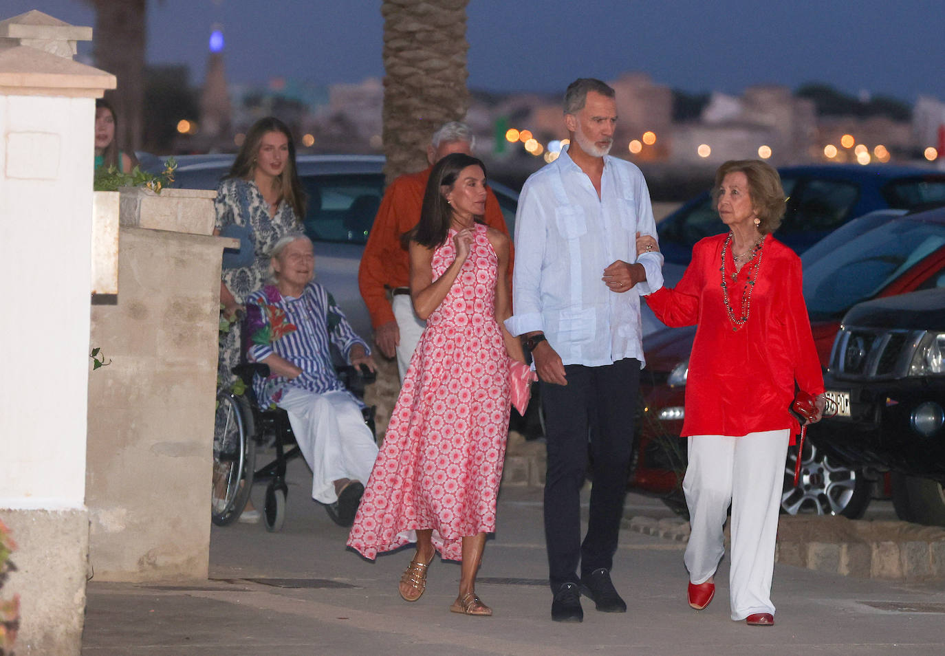 Los Reyes, de cena con sus hijas y Doña Sofía en Mallorca