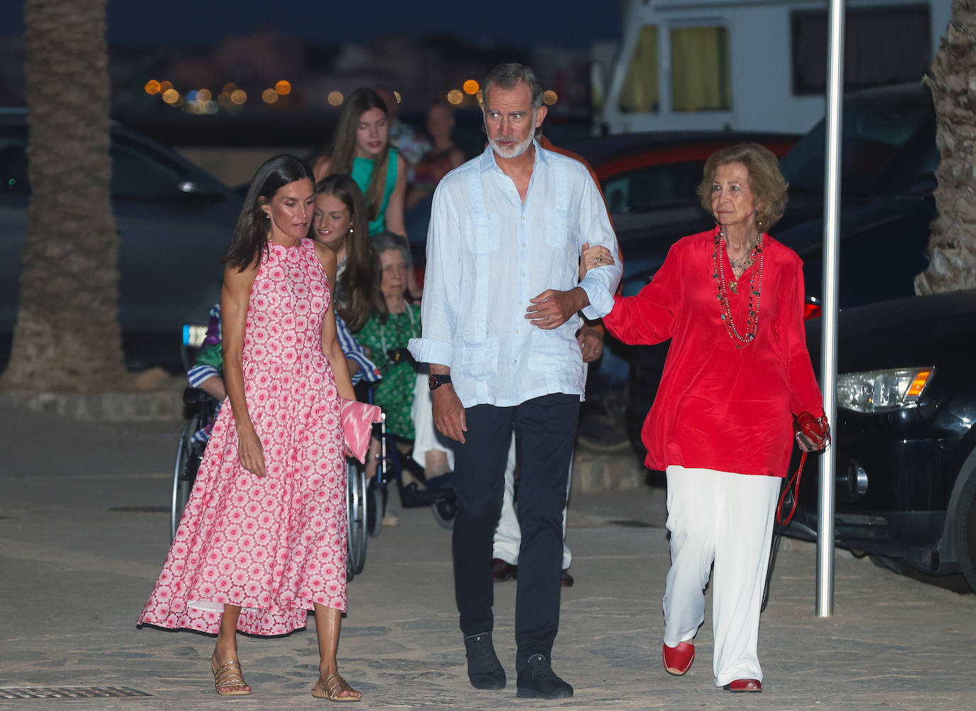 Los Reyes, de cena con sus hijas y Doña Sofía en Mallorca