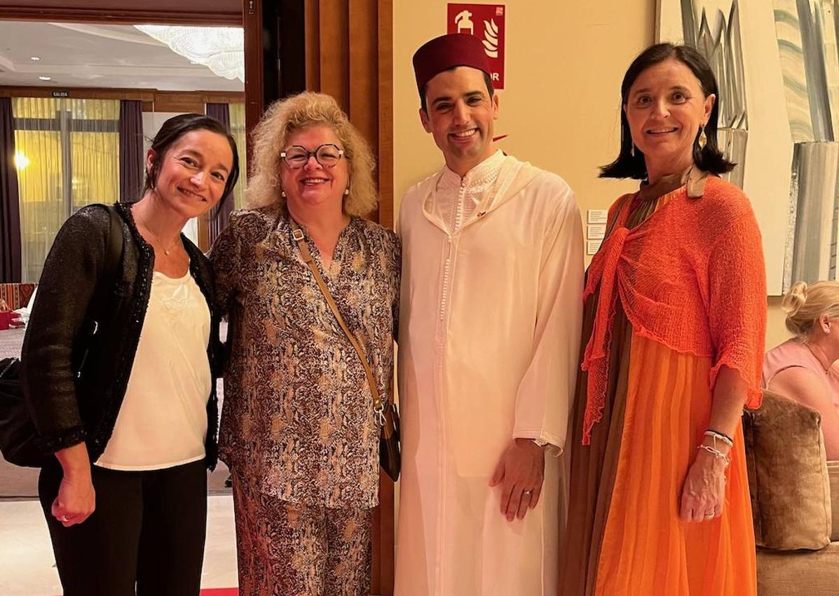 Imagen secundaria 1 - Arriba, Fadoua Arfaoui, Zina Barghouti, Souad El Hadri, Farah Attari y Naima El Alaoui. Abajo, Ester, Amparo Bertomeu, Drissi el Bouzaidi y Lourdes Soriano. A la derecha, sirviendo el té típico marroquí.