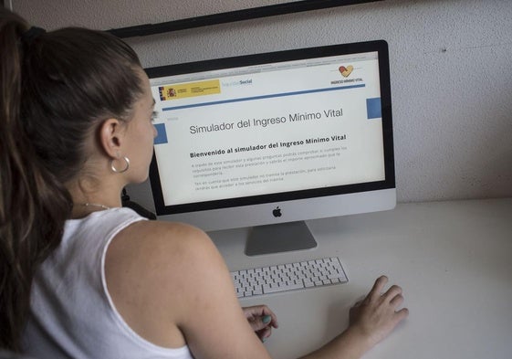 Una mujer utiliza el simulador del IMV en la web de la Seguridad Social.