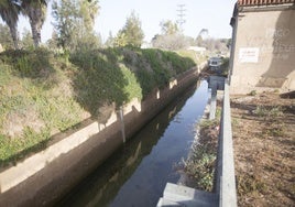 El agua pasa por una acequia.