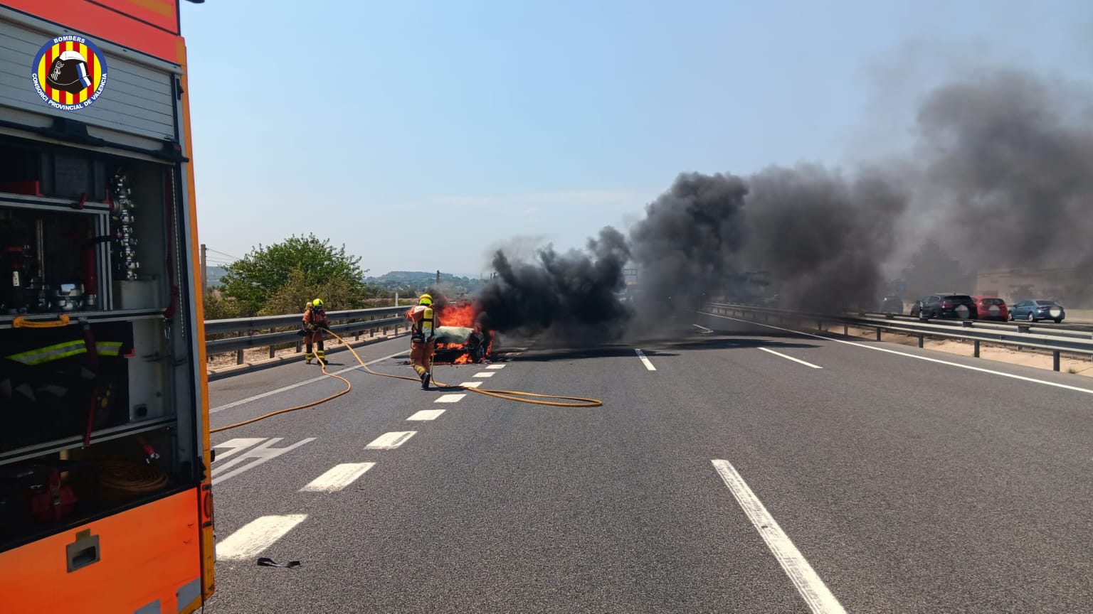 El incendio de un coche tras un choque en la A-3, en imágenes