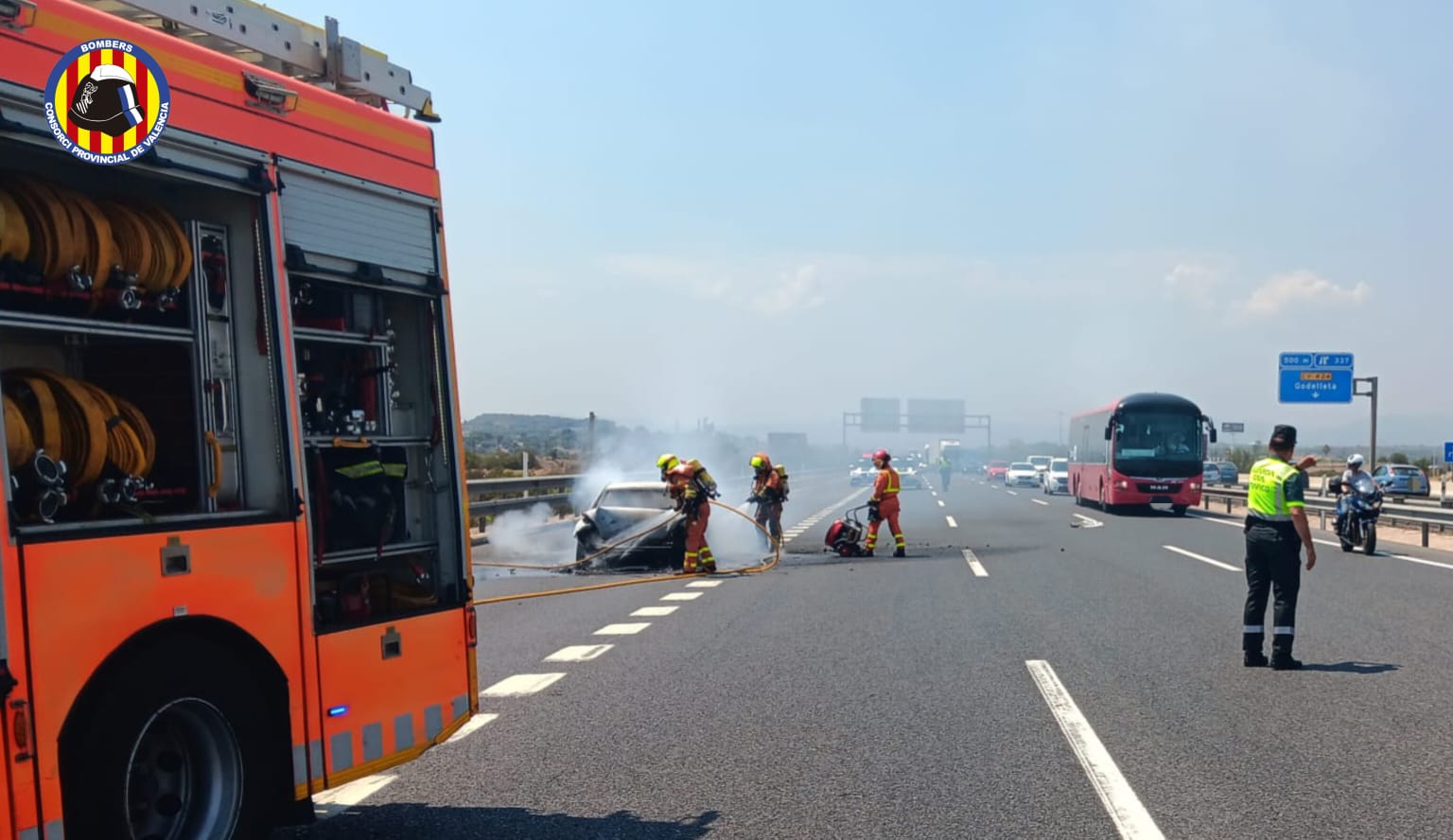 El incendio de un coche tras un choque en la A-3, en imágenes