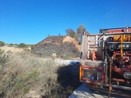 Bomberos del consorcio actuando en otro incendio en la comarca de la Costera.