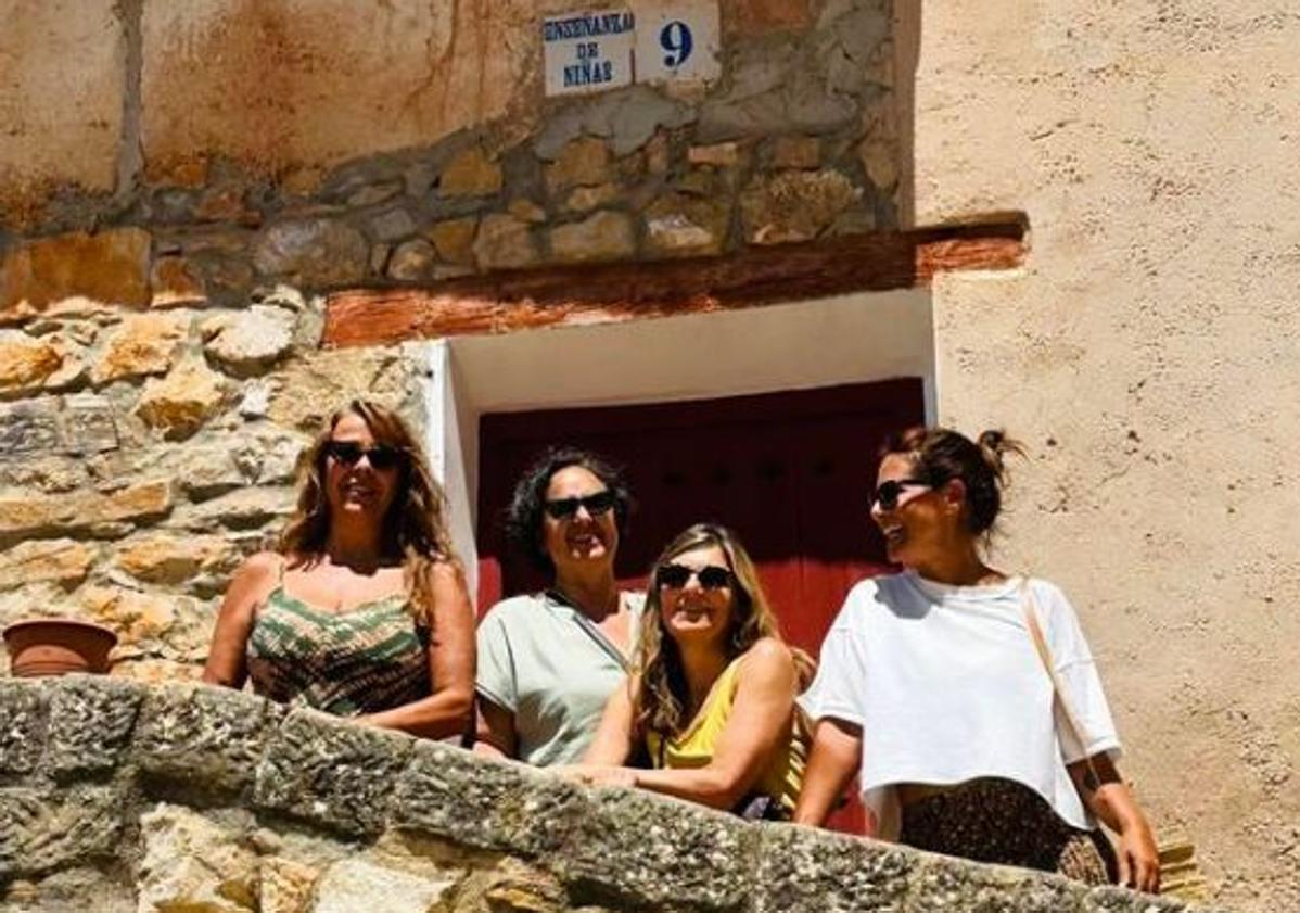 Imagen principal - La aldea de la Comunitat en la que Nuria Roca disfruta de sus últimos días de vacaciones