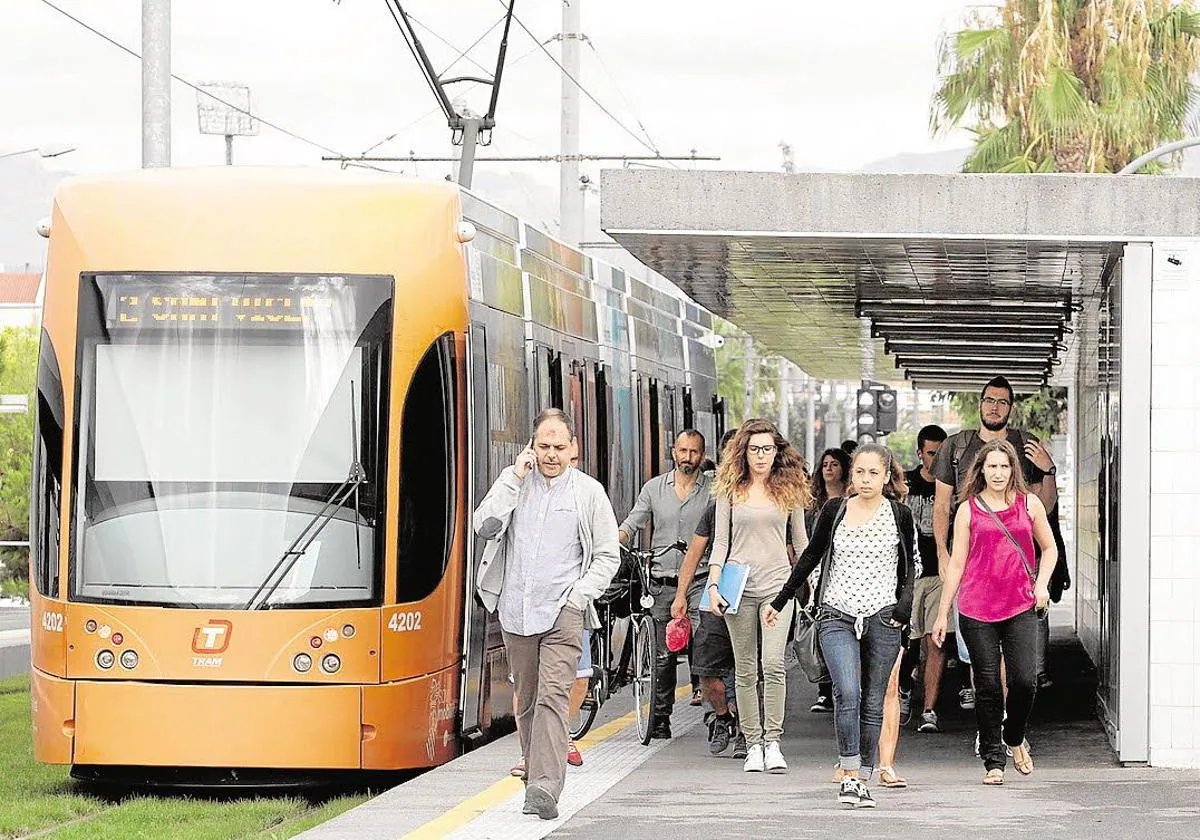 Un hombre provoca el pánico en el TRAM de Alicante al decir que iba a explosionar en un túnel una maleta cargada de explosivos 