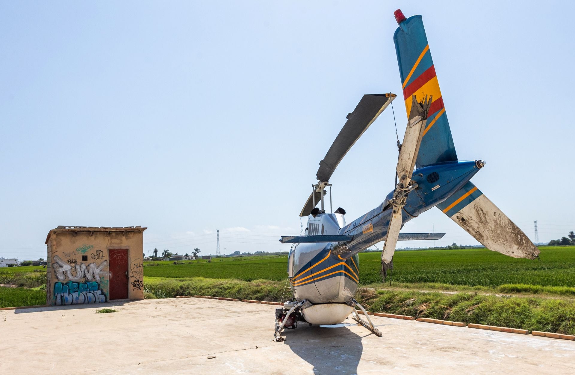 FOTOS | Un helicóptero de fumigación se estrella en los arrozales de la Albufera