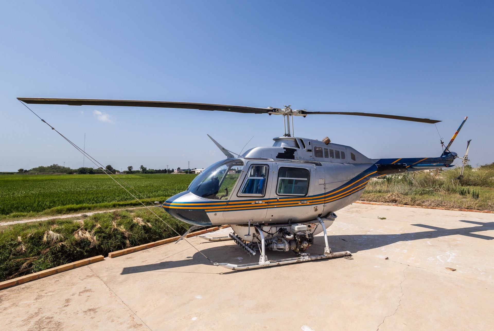 FOTOS | Un helicóptero de fumigación se estrella en los arrozales de la Albufera