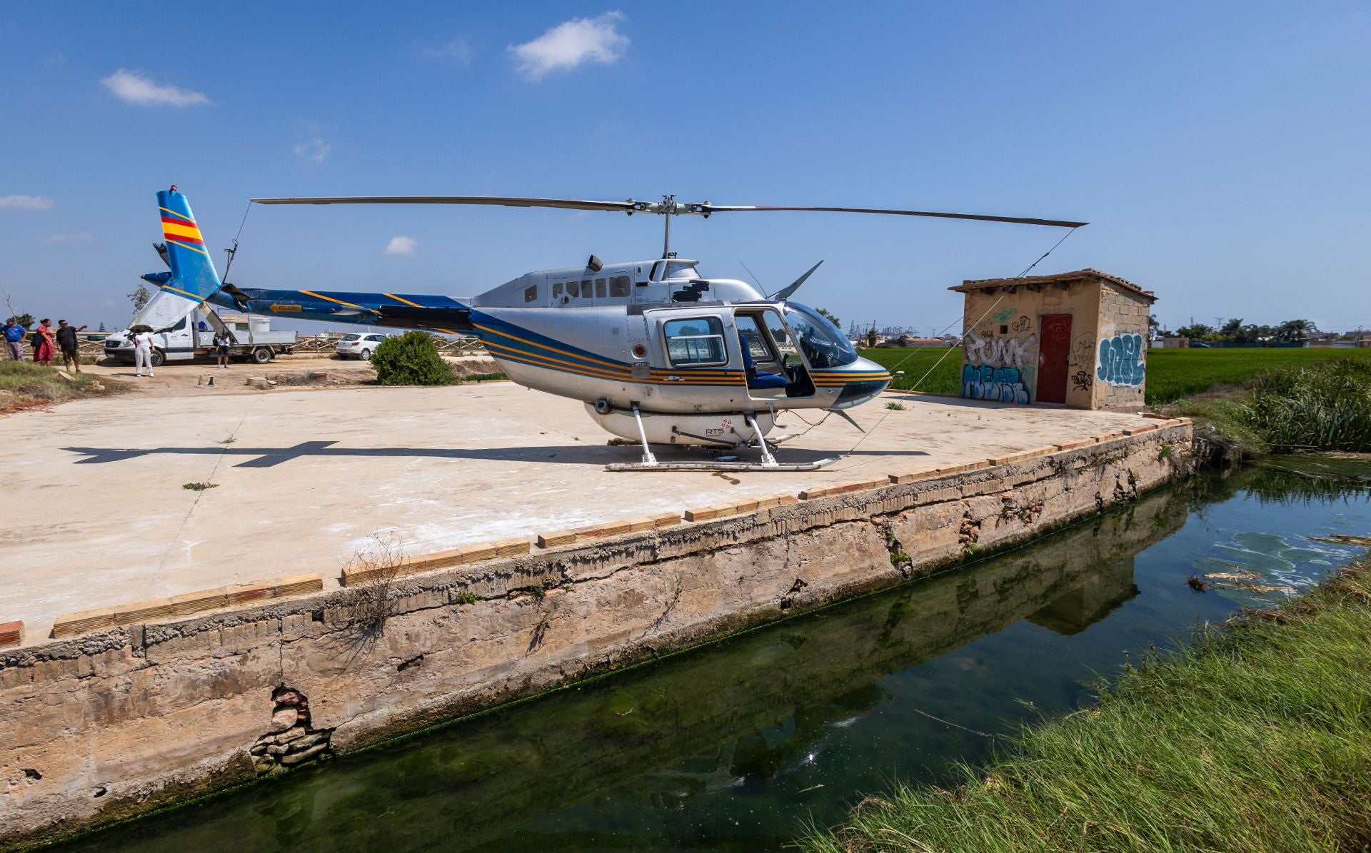 FOTOS | Un helicóptero de fumigación se estrella en los arrozales de la Albufera