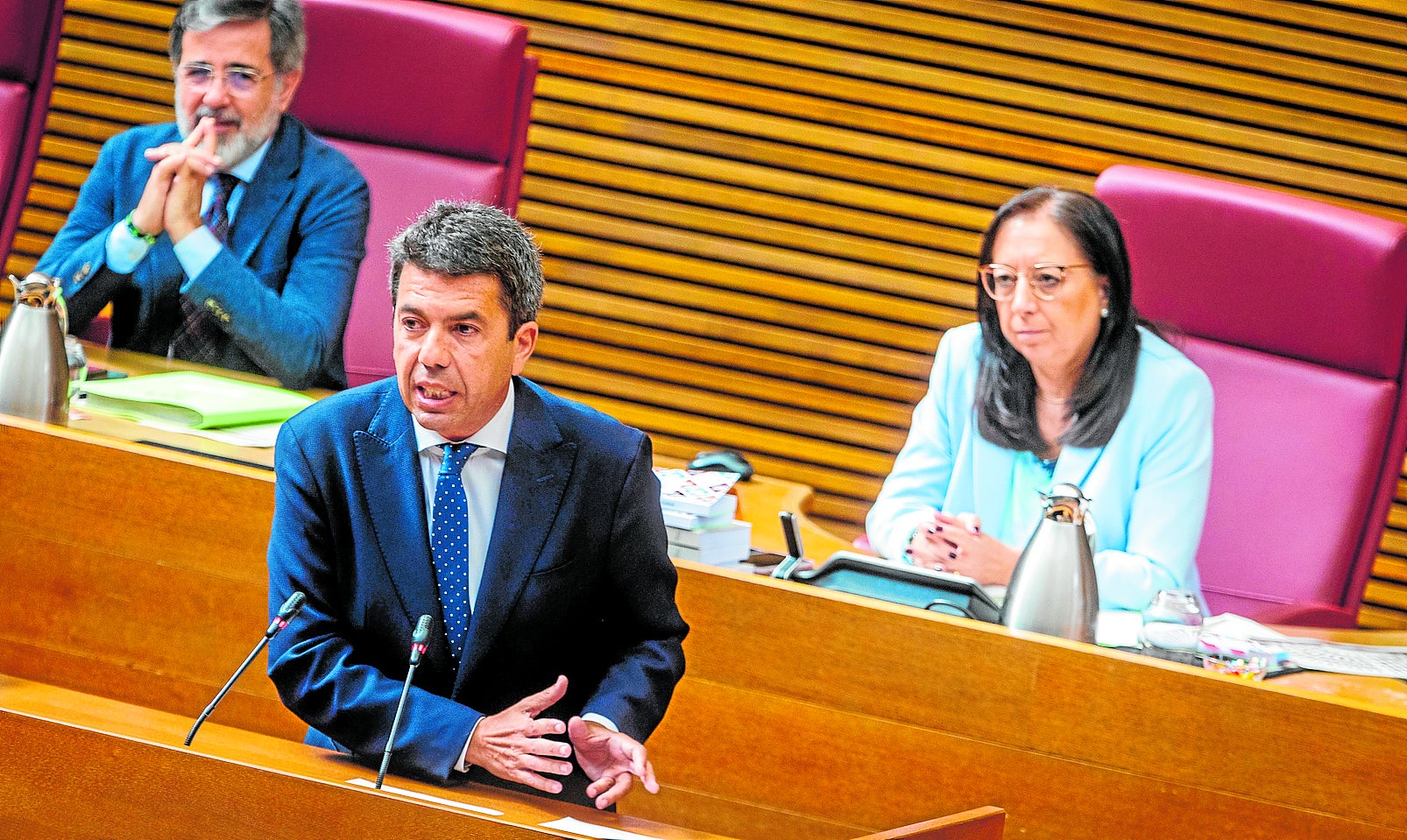 Carlos Mazón, en la tribuna de Les Corts, observado por Alfredo Castelló y Llanos Massó.