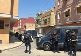 La Policía desaloja una finca ocupada en Paterna.