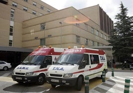 Dos ambulancias aparcadas junto a la puerta del Hospital General de Castellón.