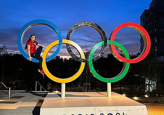 Ángela Martínez posa junto a el logo de los Juegos Olímpicos