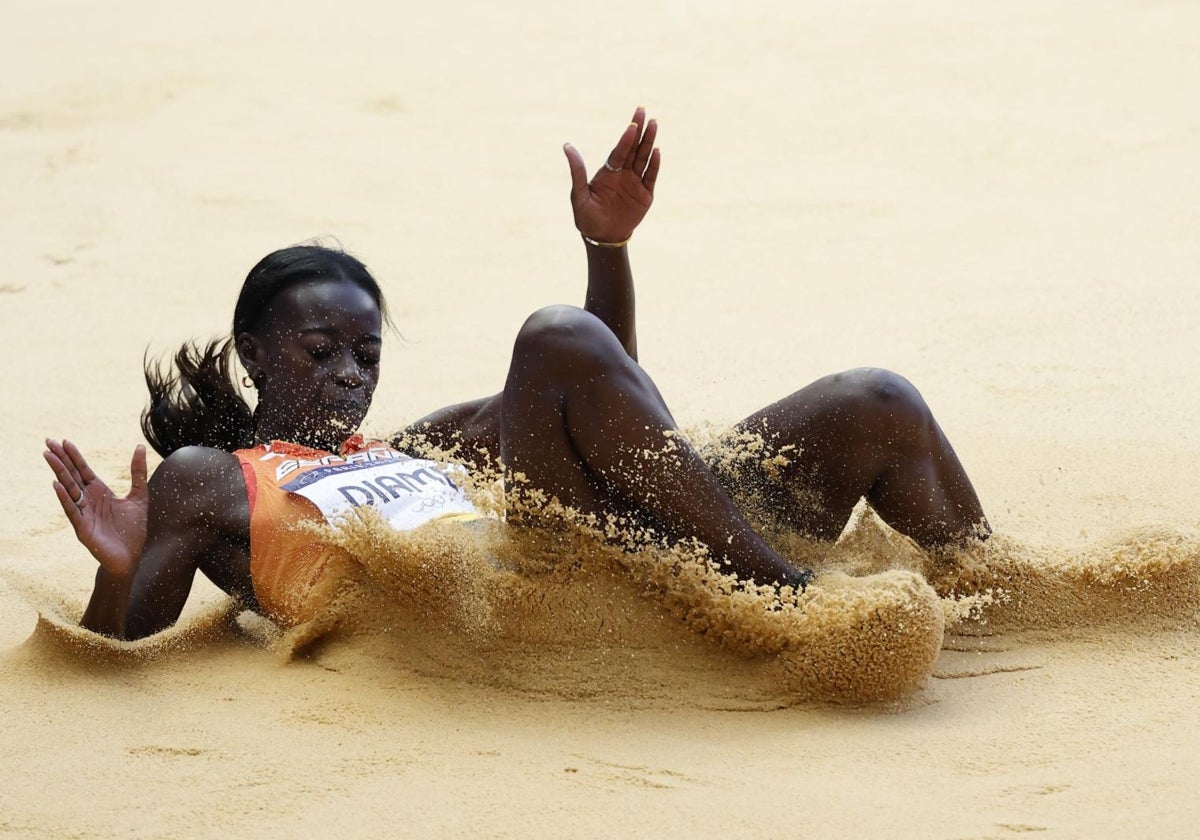 Fátima Diame aterriza en el foso en uno de sus intentos de este martes.