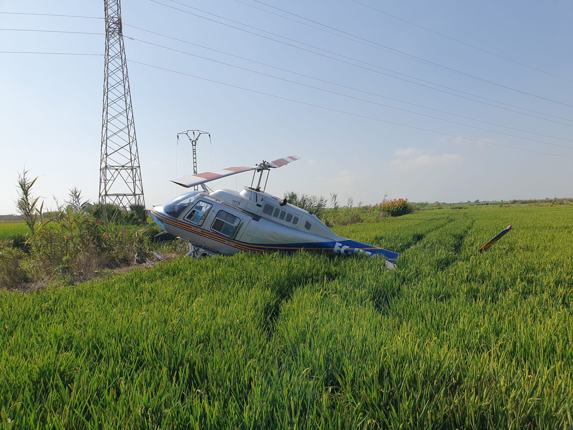 FOTOS | Un helicóptero de fumigación se estrella en los arrozales de la Albufera