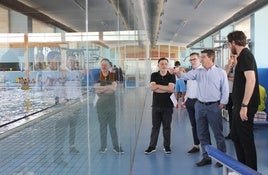 El alcalde de Ontinyent, durante una de las visitas a la piscina cubierta.