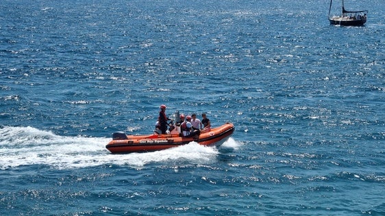 Rescate de la familia cuya embarcación se hundió en la costa de Xàbia.