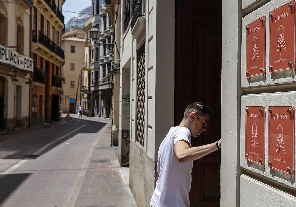 Los pisos turísticos de la Comunitat tendrán cinco años para quitar cajetines y ofrecer atención 24 horas 