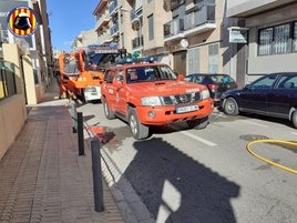 Bomberos trabajando en un incendio.