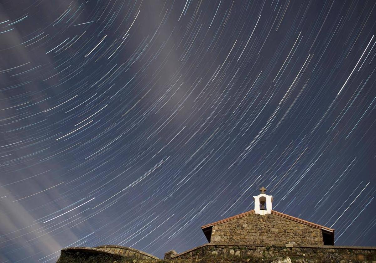 Lluvia de Perseidas en una imagen de archivo