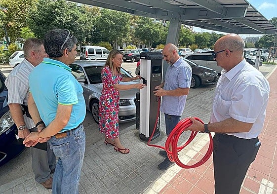 La alcaldesa en funciones y edil Julia Climent, junto a los puntos de recarga próximos al centro comercial Aqua.