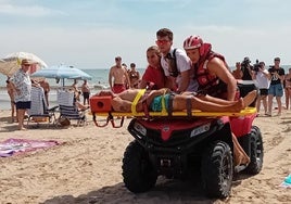 Simulación de un rescate de Cruz Roja en una playa de Valencia.