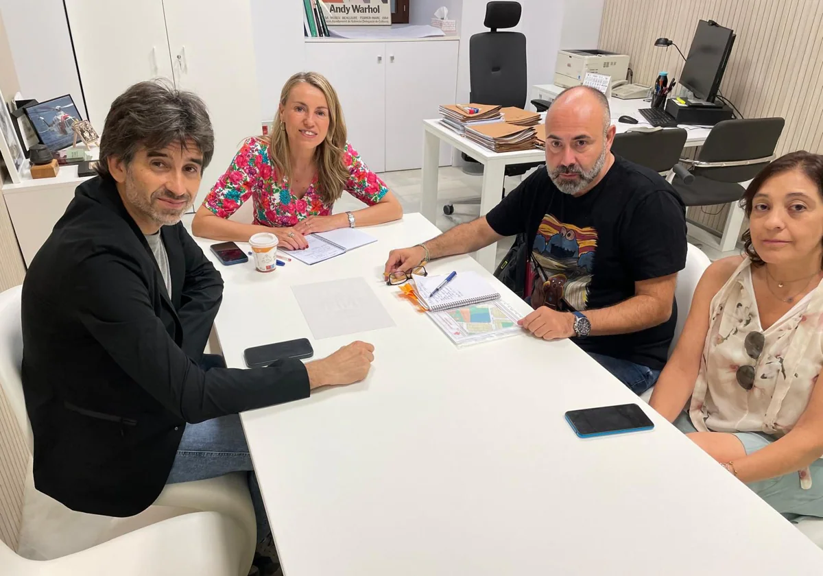 Reunión de la alcaldesa en funciones y edil Julia Climent y el concejal de Cultura, José Luis Moreno, con representantes de la asociación de vecinos de Patraix.