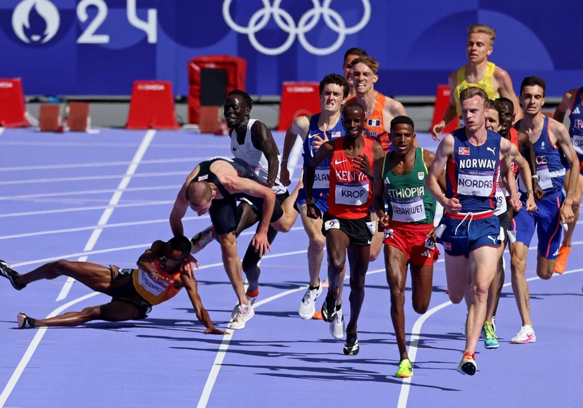 Thierry Ndikumwenayo, en el momento de caer sobre el tartán en su semifinal de 5.000.