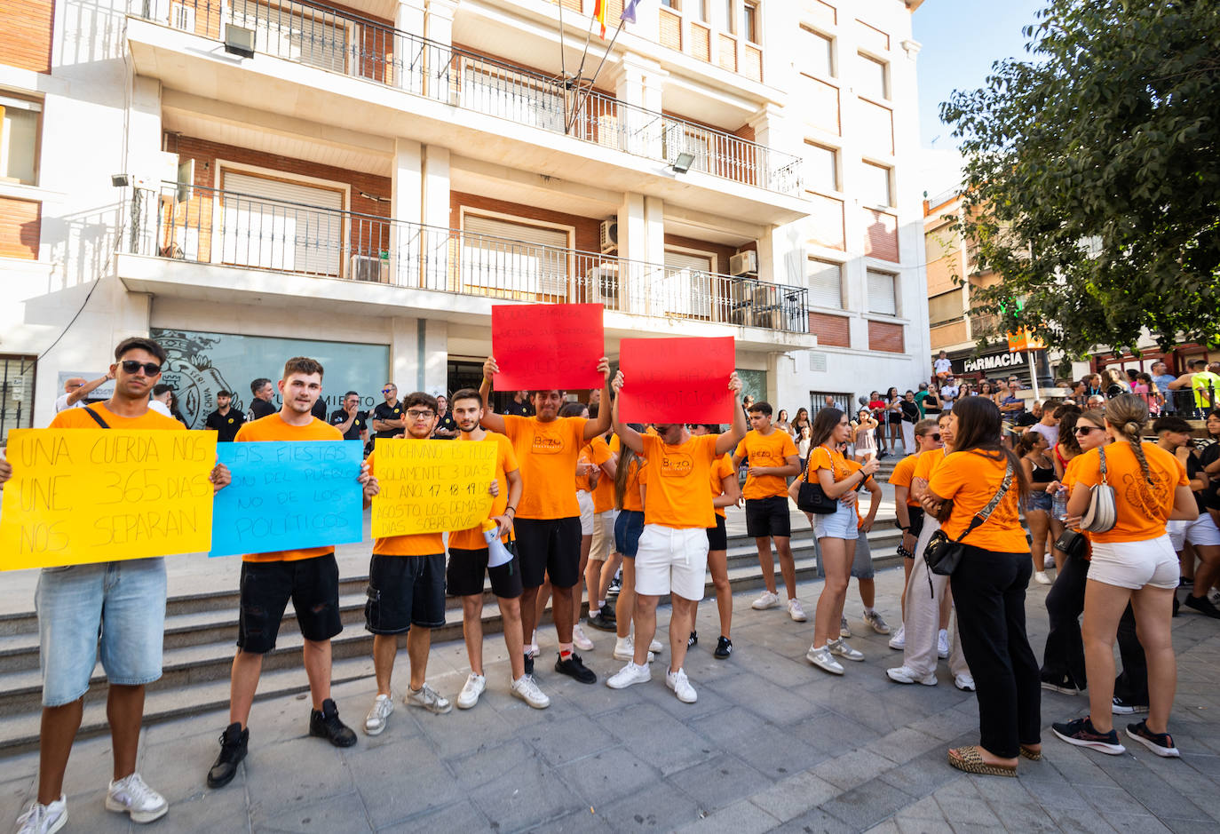 Concentración en Chiva por la suspensión de la fiesta del Torico de la Cuerda