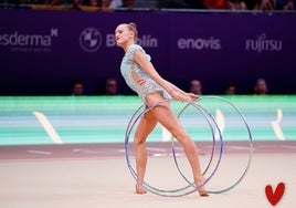 Patricia Pérez realiza su ejercicio con los aros durante una competición