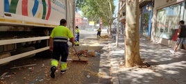 Operarios limpiando las calles tras la celebración de la carrera de motos, el año pasado.