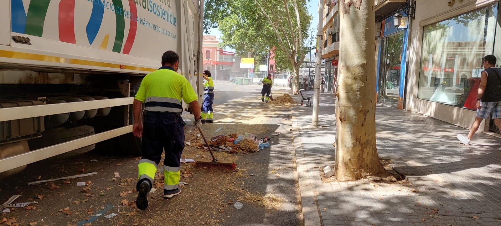 Operarios limpiando las calles tras la celebración de la carrera de motos, el año pasado.