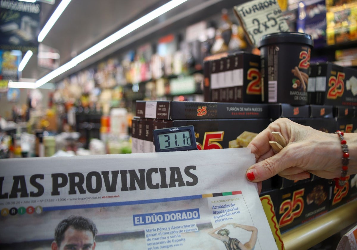 Imagen principal - Paradas con 31,1 y 32,2 grados de temperatura en el Mercado Central este jueves.