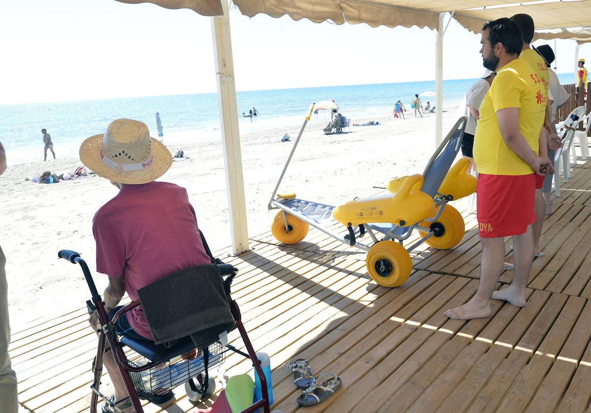 La Concejalía de Servicios Sociales e Igualdad mejora las condiciones de la playa accesible de La Vila