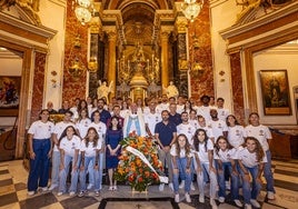 La plantilla masculina y femenina del Valencia en el acto de ofrenda a la Virgen de los Desamparados.