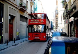 Un bus turístico transita por las calles de Valencia.