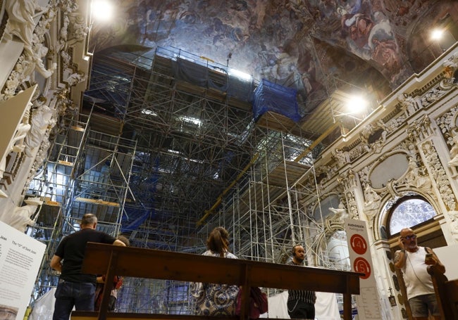 Vista del interior del tempoo que muestra el avance hacia el ábside que cubre el Altar Mayor,