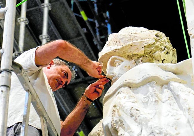 Un especialista limpia una de las esculturas del templo.