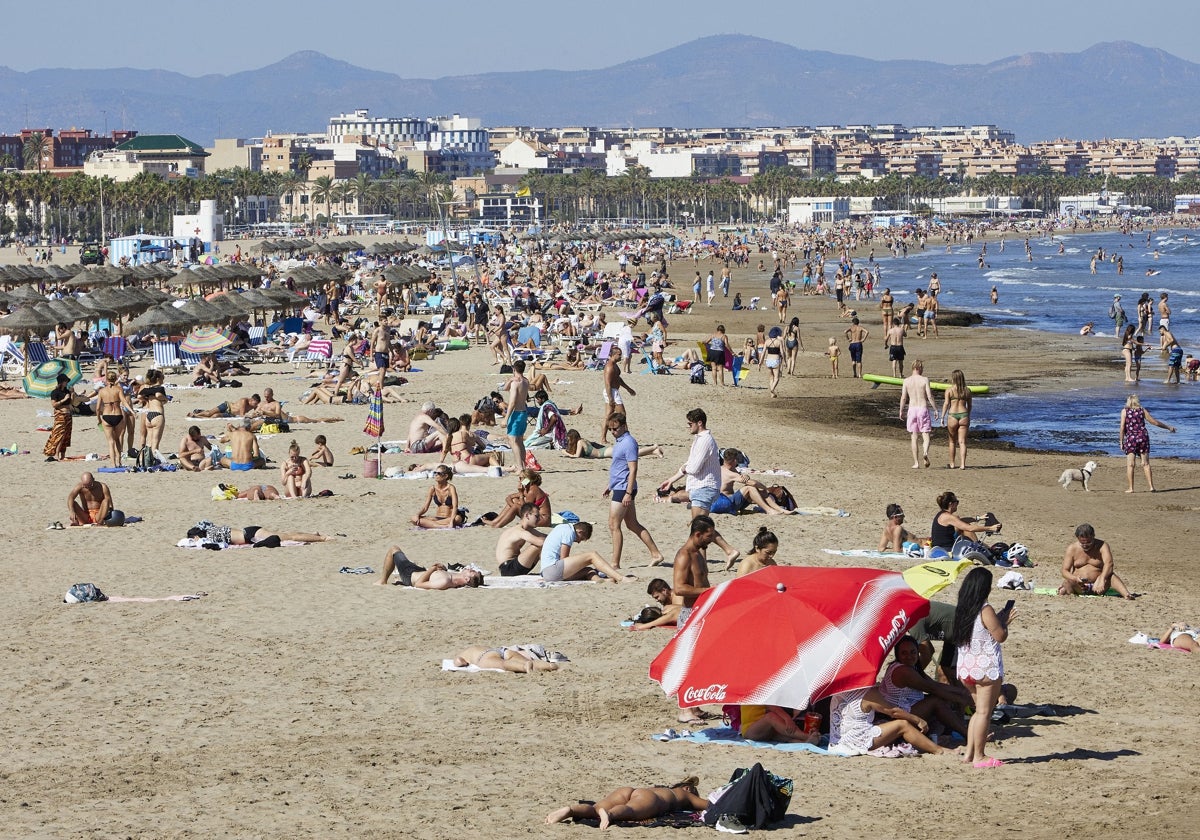 Playa de la zona de El Cabanyal con turistas.