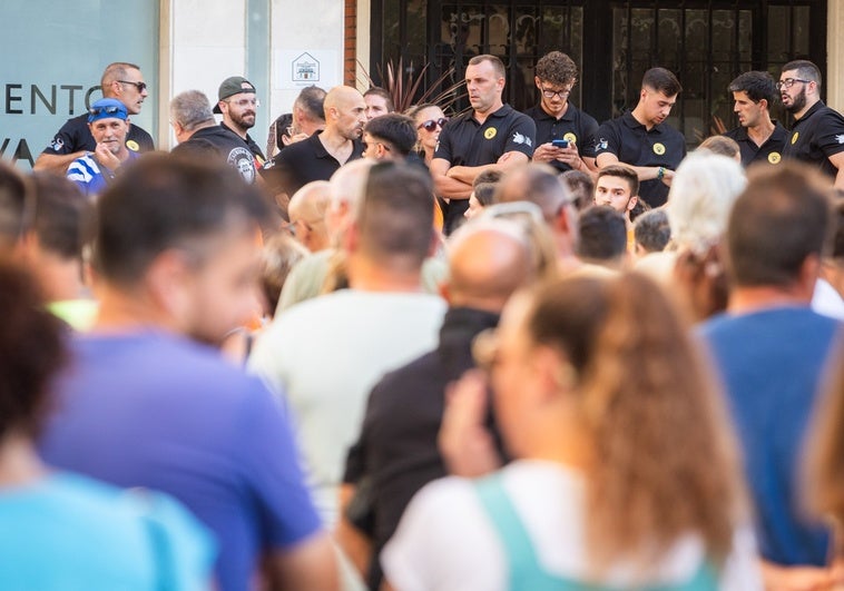 Los miembros de la Peña Taurina de Chiva, al fondo, durante la protesta del jueves en el Ayuntamiento.