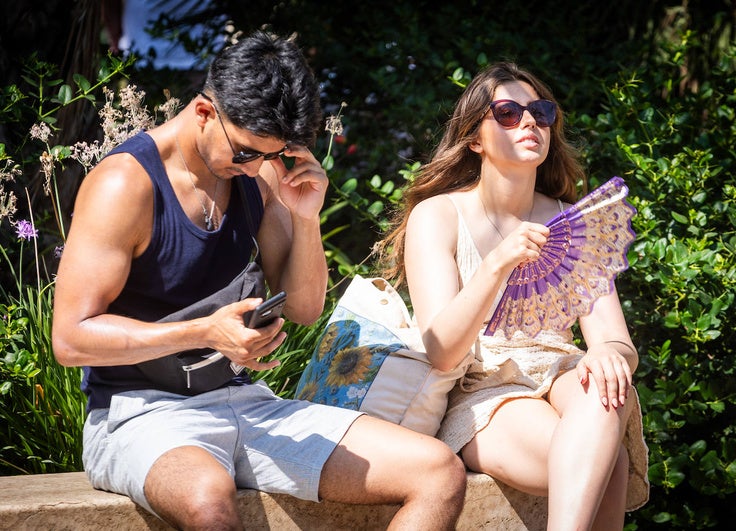 Dos jóvenes descansan en Valencia.