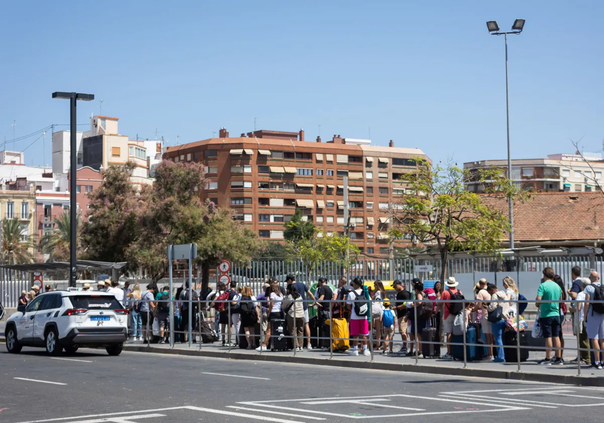 El retraso en las llegadas a Joaquín Sorolla vuelve a colapsar la parada de taxis 