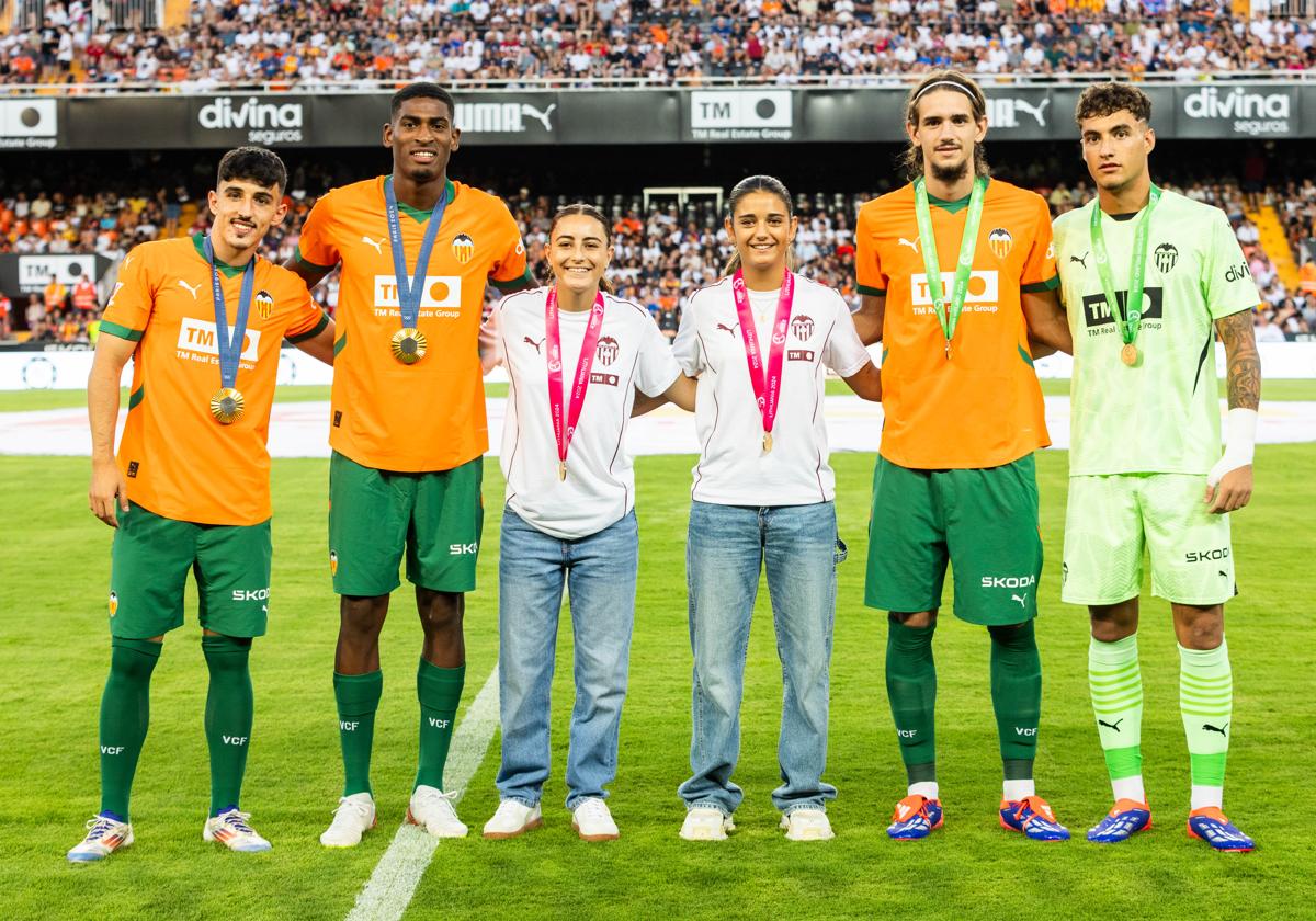 Diego López, Mosquera, Olga, Ainhoa, Yarek y Raúl Jiménez, posando en Mestalla.