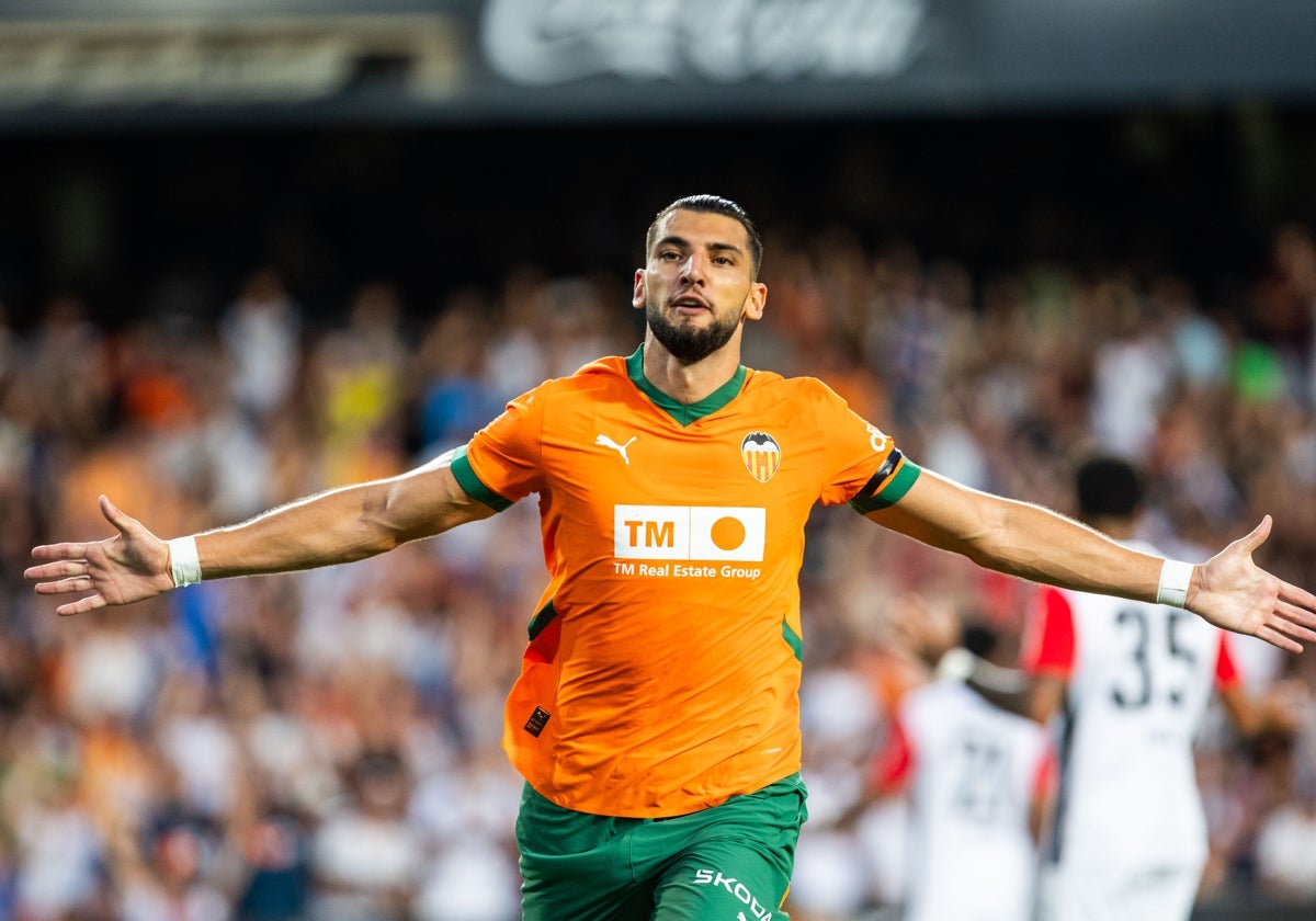 Rafa Mir celebra su primer gol con el Valencia en Mestalla en el Trofeo Taronja