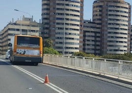 El autobús que arrolló al ciclista en el lugar del accidente.