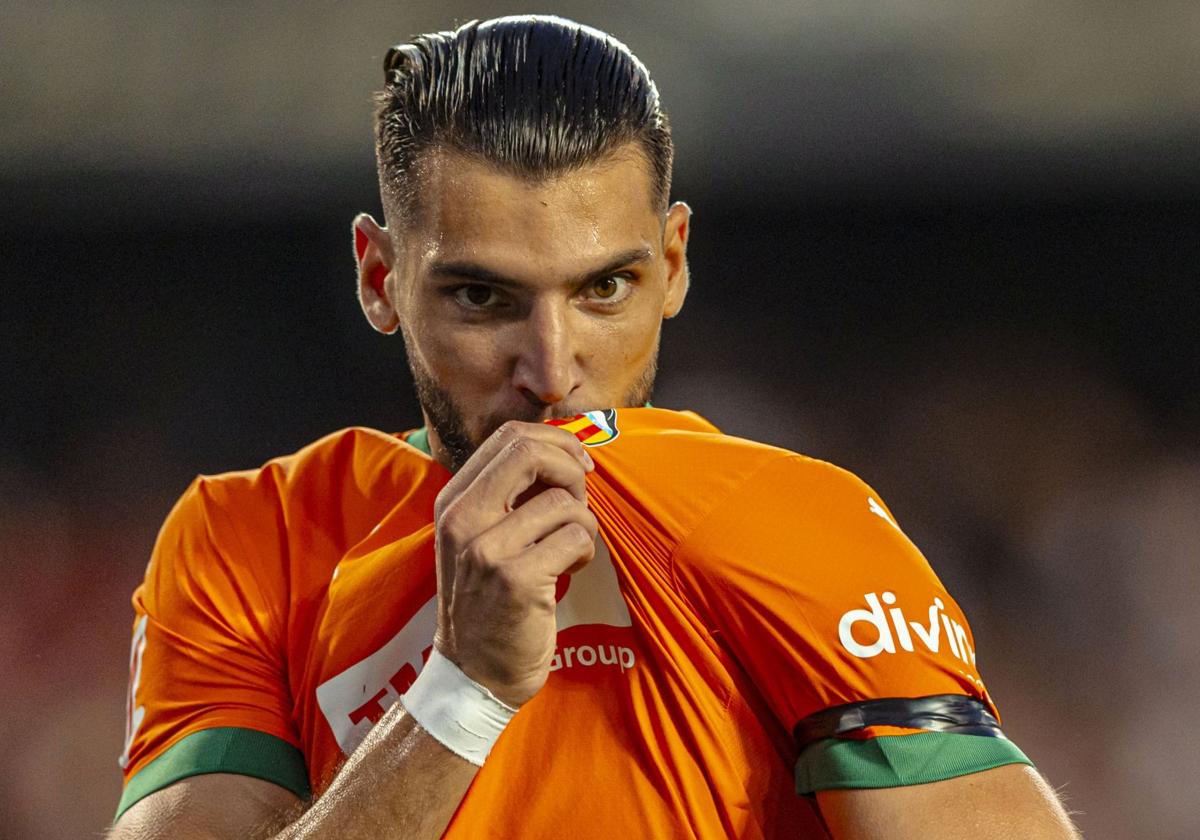 Rafa Mir, besando el escudo del Valencia, tras marcar en el Trofeo Naranja.